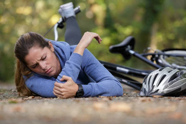 Femme Couchée Sur Chemin Après Accident Vélo — Photo