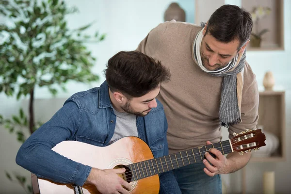 Vader Leert Zijn Zoon Gitaar Spelen — Stockfoto