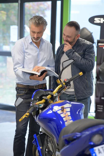 Male Seller Client Motorcycle Salon — Stock Photo, Image
