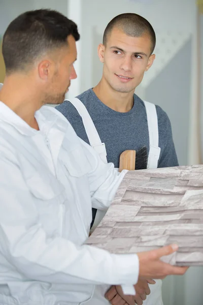 Lärling Studerar Ett Väggpapperskoncept — Stockfoto