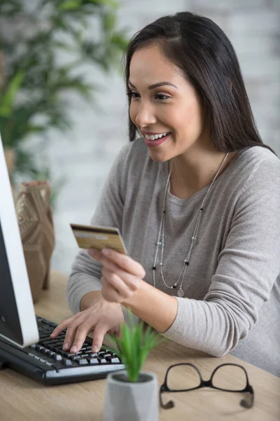 Zarif Bir Kadın Banka Kartıyla Online Alışveriş Yapıyor — Stok fotoğraf