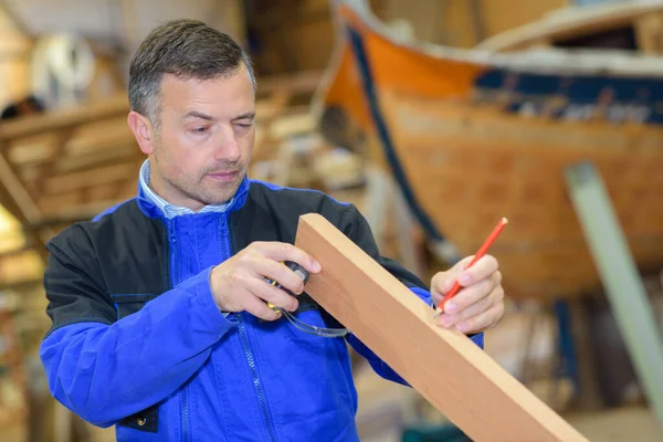 Uomo Sta Costruendo Mettendo Segno — Foto Stock