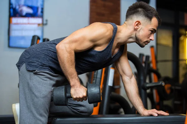 Uomo Allenamento Con Pesi Inginocchiato Una Panchina — Foto Stock