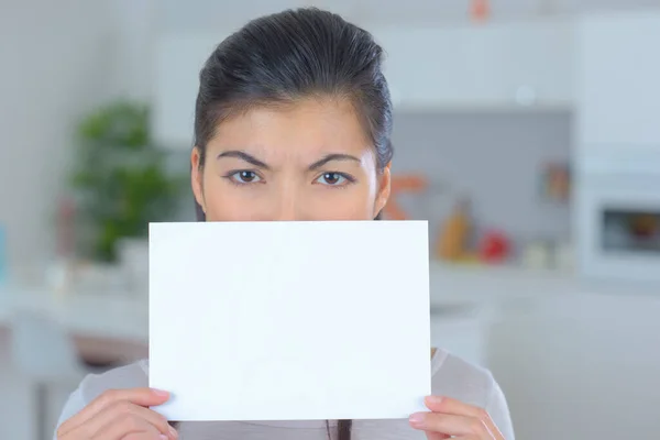 Frau Hält Weißen Papierbogen Der Hand — Stockfoto