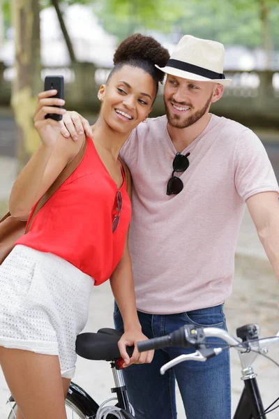 Pareja Tomando Selfie Por Bicicleta —  Fotos de Stock