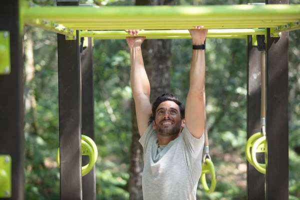 Muž Dělá Břišní Cvičení Horizontální Bar Letním Parku — Stock fotografie