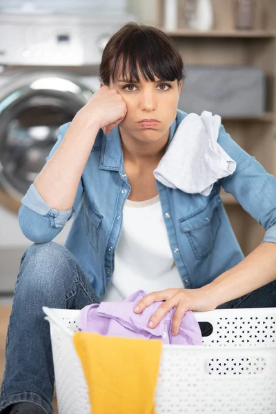 Çamaşır Odasında Üzgün Bir Kadın Kadın Var — Stok fotoğraf