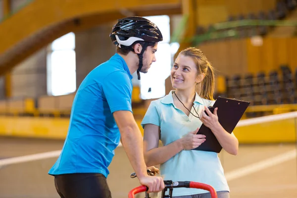 Entraîneur Féminin Parlant Cycliste Masculin Dans Vélodrome Intérieur — Photo