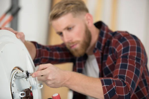 Professionele Elektricien Repareert Een Boiler — Stockfoto