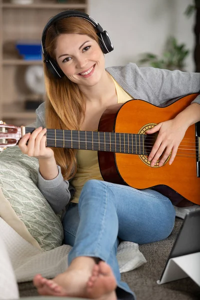 Aantrekkelijk Meisje Dragen Witte Hoofdtelefoon Spelen Gitaar — Stockfoto