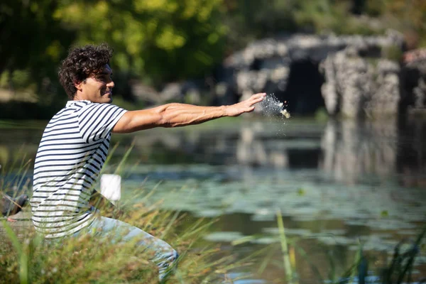 Ung Man Avkopplande Ensam Utomhus — Stockfoto