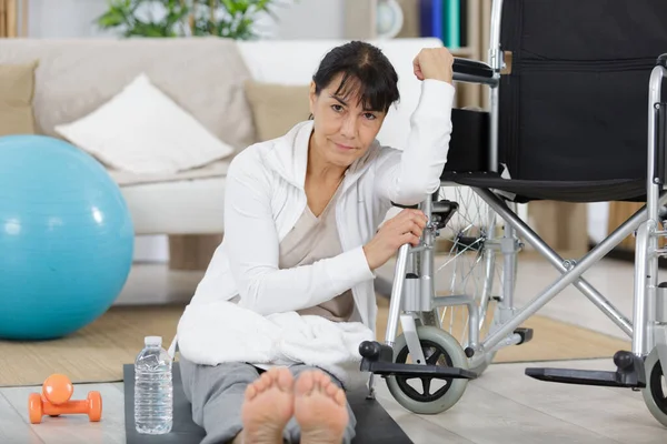 Donna Disabile Nella Terapia Riabilitazione Fisica — Foto Stock