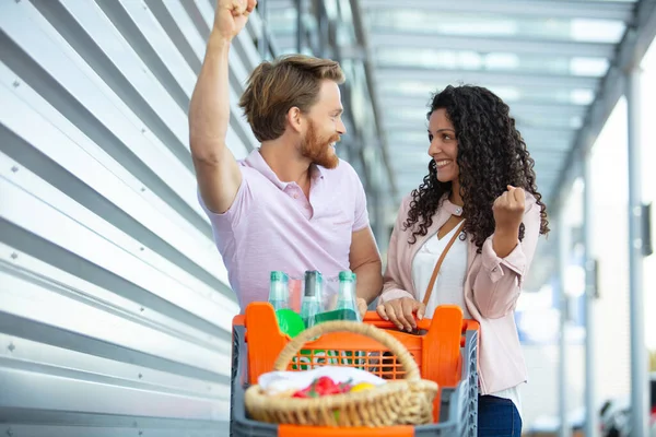 Coppia Felice Utilizzando Carrello Della Spesa — Foto Stock