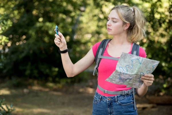 有魅力的年轻女人拿着地图 — 图库照片