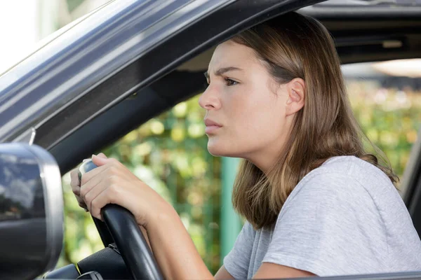 Blonde Junge Frau Fährt Auto — Stockfoto