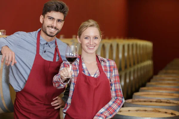 Especialista Fabricante Vinho Olhando Para Câmera — Fotografia de Stock