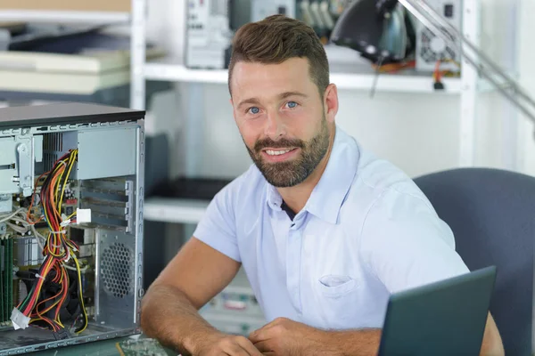 Pewny Mechanik Mocowania Laptopa Komputera — Zdjęcie stockowe