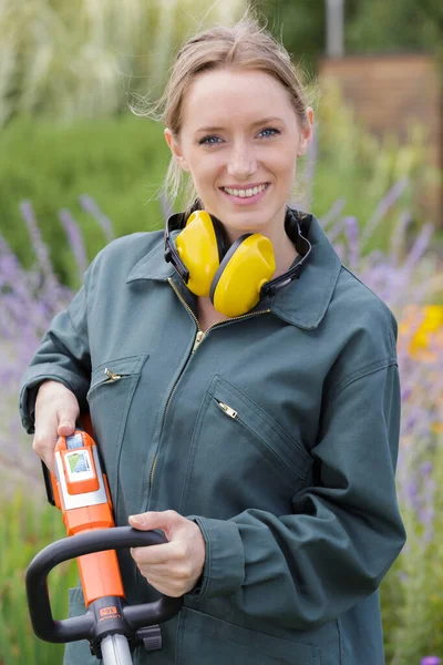 Een Glimlachende Blonde Vrouw Tuinieren — Stockfoto