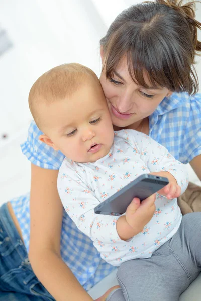 Bambino Che Gioca Con Telefono Cellulare — Foto Stock