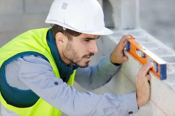 Trabajador Masculino Que Mide Pared — Foto de Stock