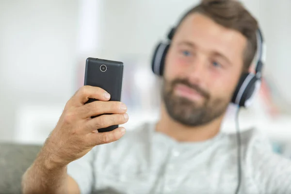 Happy Relaxed Man Luisteren Muziek Telefoon — Stockfoto