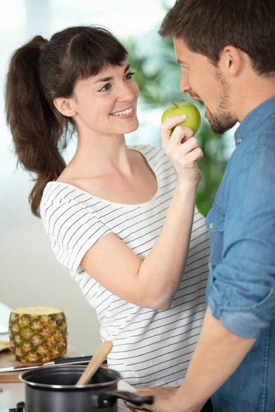 Una Esposa Alimentando Marido Con Una Manzana Cocina —  Fotos de Stock