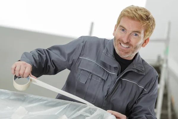 Trabajador Protegiendo Algo Con Cinta Adhesiva — Foto de Stock