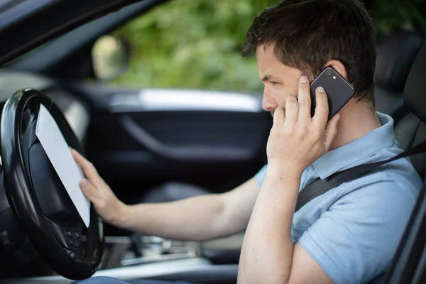 Άνθρωπος Μιλώντας Στο Τηλέφωνο Κατά Την Οδήγηση Του Αυτοκινήτου — Φωτογραφία Αρχείου