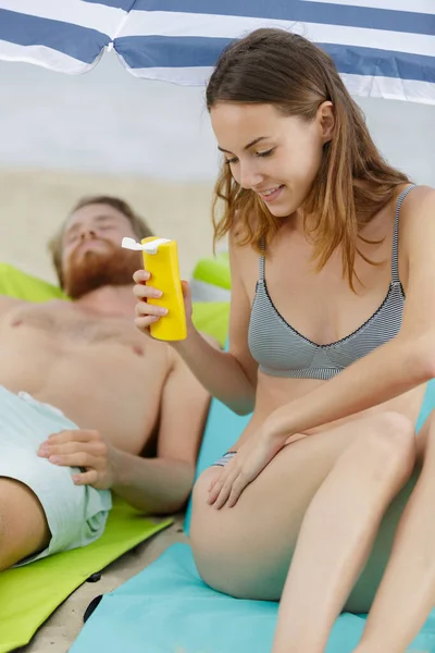 Kvinna Tillämpa Solskyddsmedel Lotion Hennes Sexiga Ben Stranden — Stockfoto