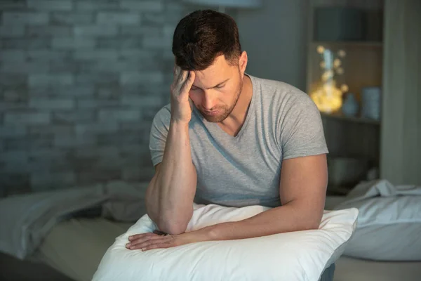 Enfermo Con Migraña Sentado Cama — Foto de Stock