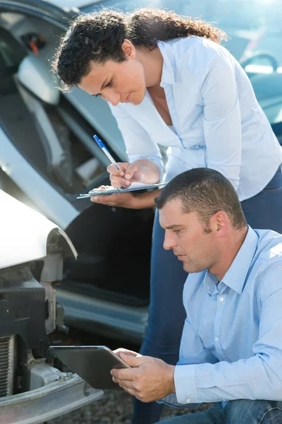 Automotive Dealer Inspecteren Gebruikte Auto — Stockfoto