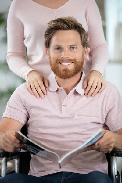 Gülümseyen Engelli Erkek Arkadaşının Arkasında Duran Kadın — Stok fotoğraf