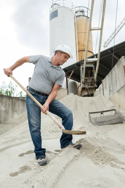 Costruttore Tenendo Pala Lavoro Mano — Foto Stock