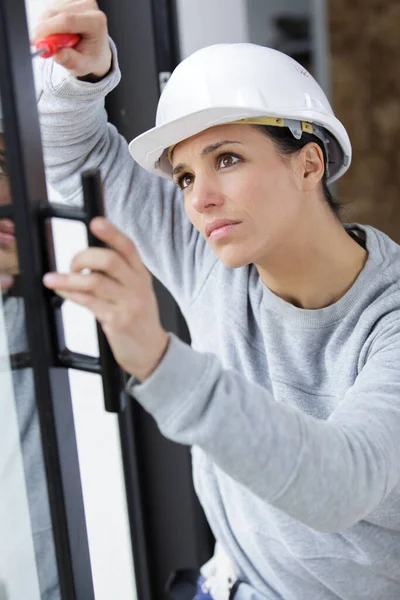 Empreiteira Feminina Usando Chave Fenda Portas Pátio — Fotografia de Stock