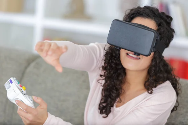 Vrouw Spelen Met Een Virtual Reality Masker — Stockfoto