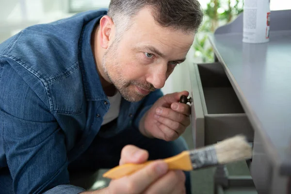 Hombre Usando Pincel Con Pintura Una Mesa Madera — Foto de Stock