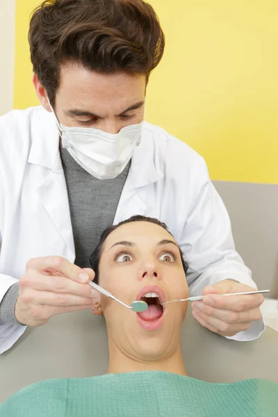 Donna Spaventata Allo Studio Dentistico — Foto Stock