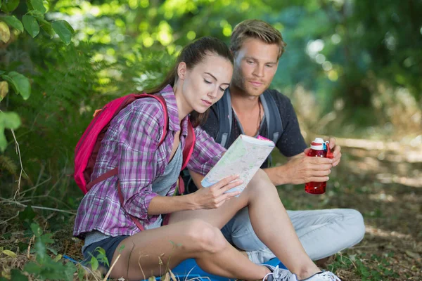 Pareja Senderista Mirando Mapa Bosque — Foto de Stock