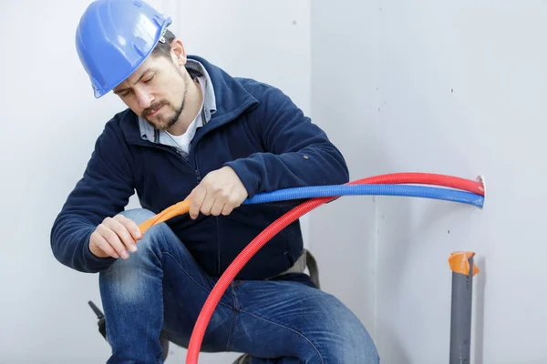 Ein Elektriker Während Der Elektrischen Verkabelung — Stockfoto