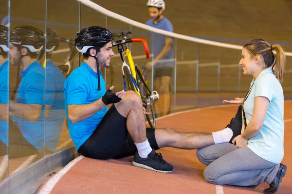 与教练一起对骑自行车的男性进行速度慢车训练 — 图库照片