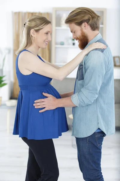 幸せな妊婦さんとご主人が赤ちゃんを待っています — ストック写真