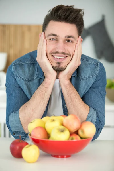 Porträtt Ung Man Med Frukt Hemma — Stockfoto