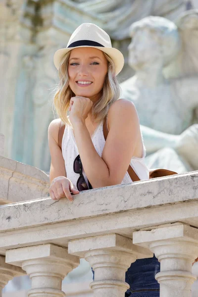 Mujer Con Sombrero Ciudad — Foto de Stock