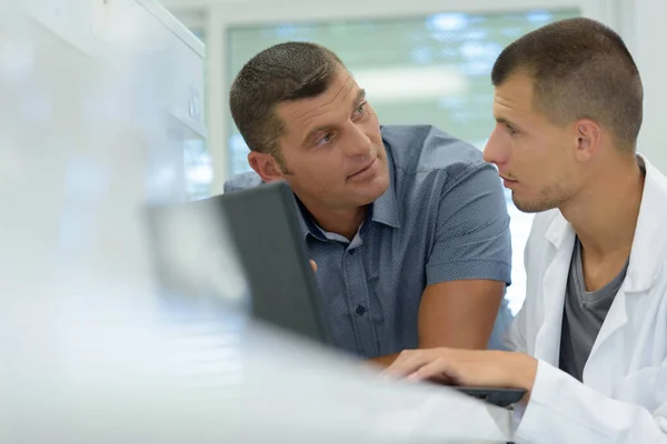 Male Apprentice Working Cnc Machinery — Stock Photo, Image