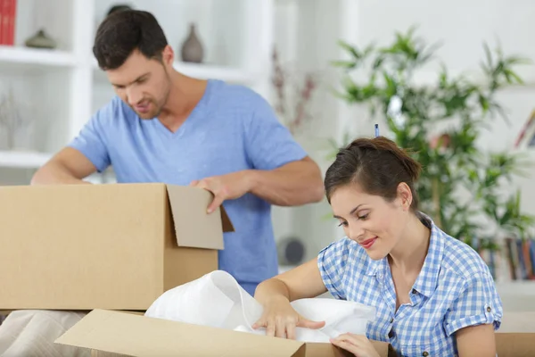 Hombre Lámpara Colgante Mientras Sonríe Mujer Desembalaje Cosas Cajas — Foto de Stock