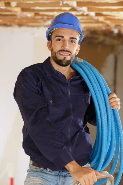 Constructor Masculino Sosteniendo Tuberías — Foto de Stock