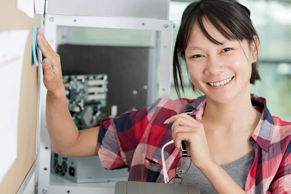 Joven Feliz Mujer Trabajando Con Posties —  Fotos de Stock