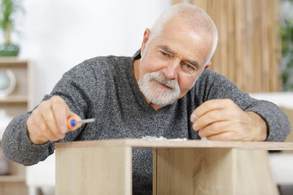 Ein Leitender Holzfachmann Während Der Montage — Stockfoto