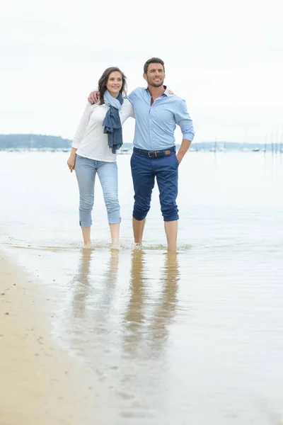 Couple Walking Beach — Stock Photo, Image