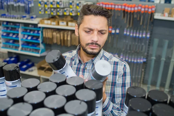 Glada Mannen Att Välja Insekter Mördare Spray Hushållens Avsnitt — Stockfoto